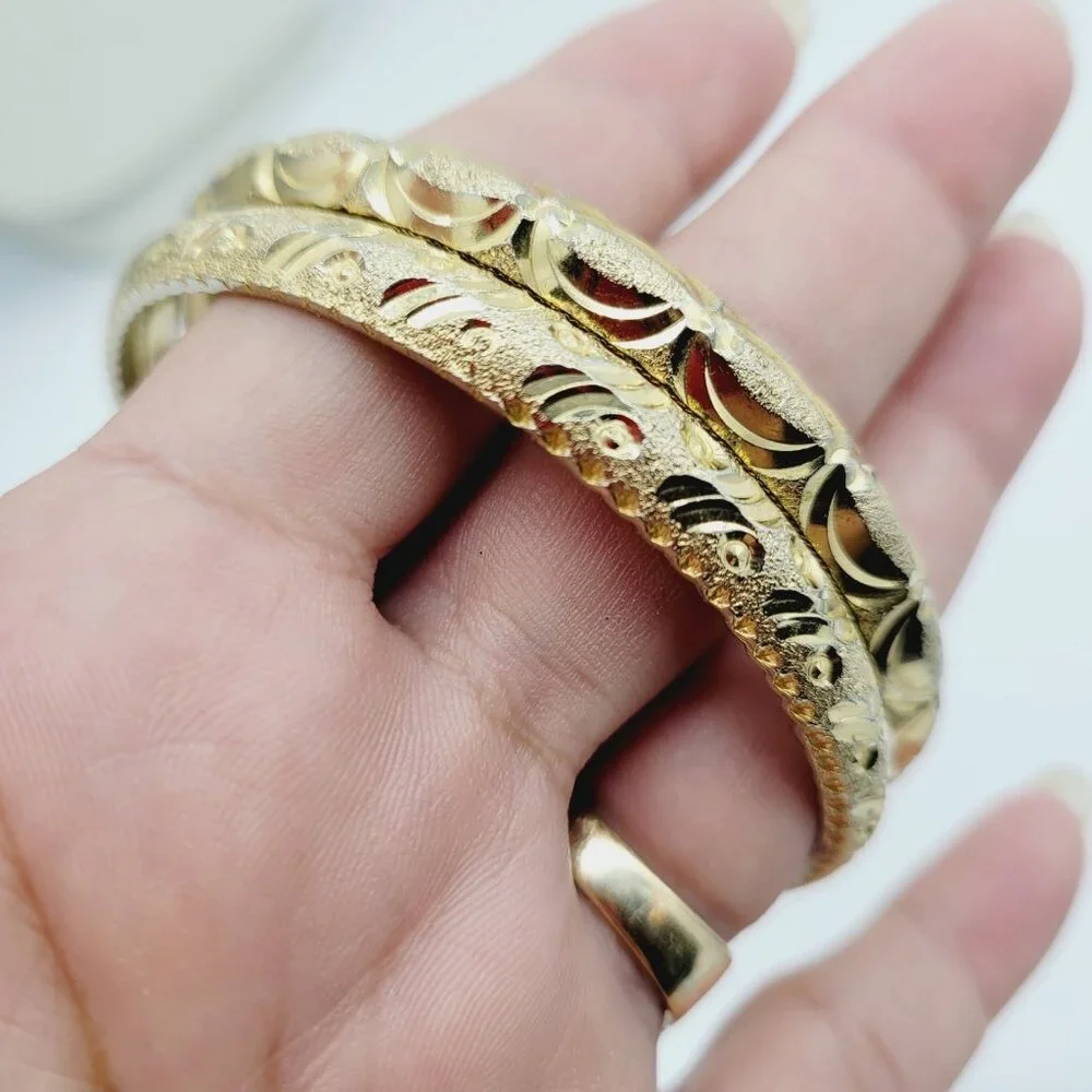 Set of 2 Gold Tone Diamond Cut Bangle Bracelets 8